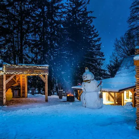 Chaloupka, Ktera Existuje Villa