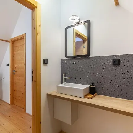 Chaloupka, Ktera Existuje