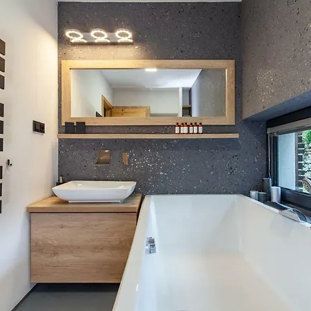 Chaloupka, Ktera Existuje אוסטרביצה