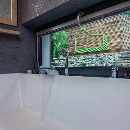 Chaloupka, Ktera Existuje אוסטרביצה