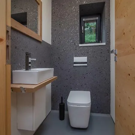 Chaloupka, Ktera Existuje * אוסטרביצה