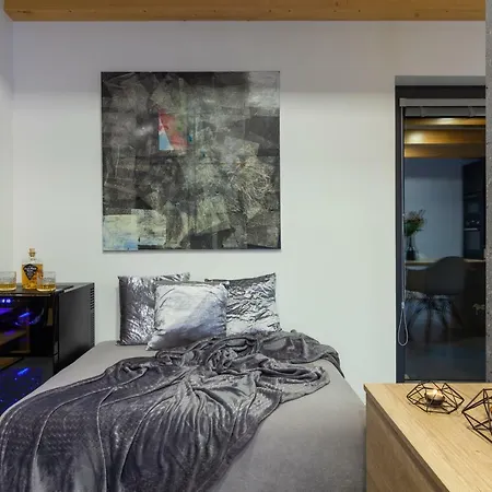 Chaloupka, Ktera Existuje Villa